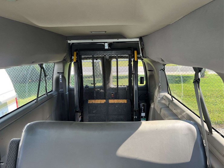2001-chevrolet-express-3500-image-19