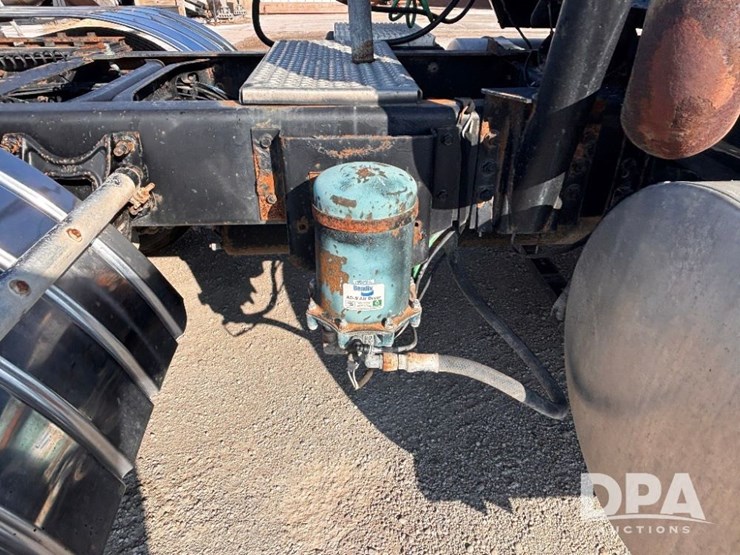 2002-ihc-9400i-day-cab-truck-(gp10940,-unit-109996)-image-43