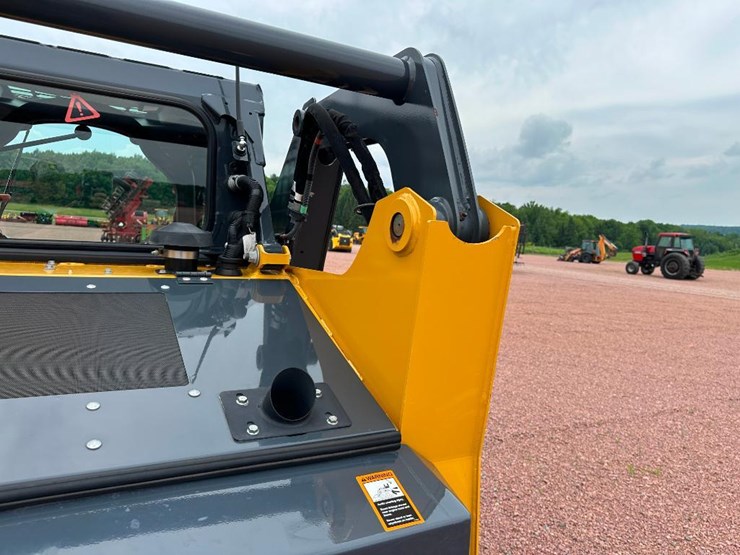 2020-deere-317g-image-30