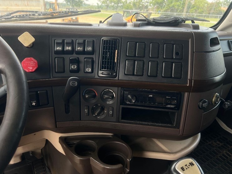 2012-volvo-dbl-sleeper-road-tractor-image-28