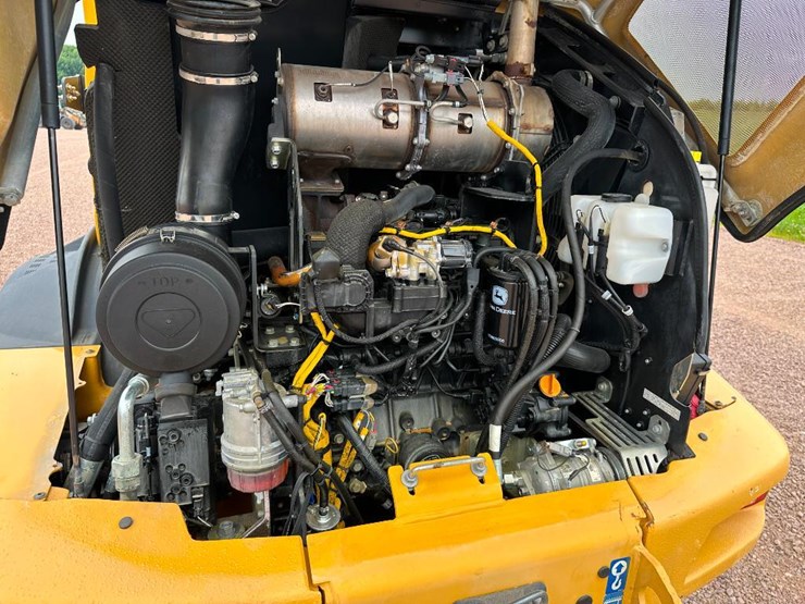 2019-deere-244l-image-42