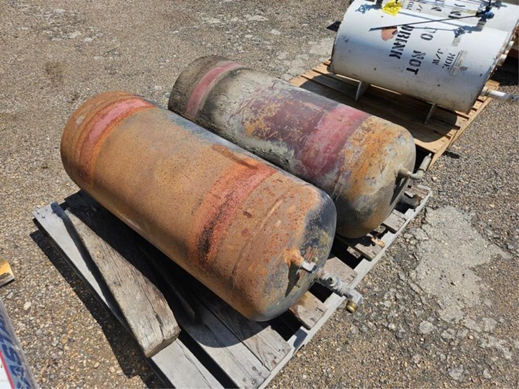 #2556-•-pallet-of-air-tanks-image-2