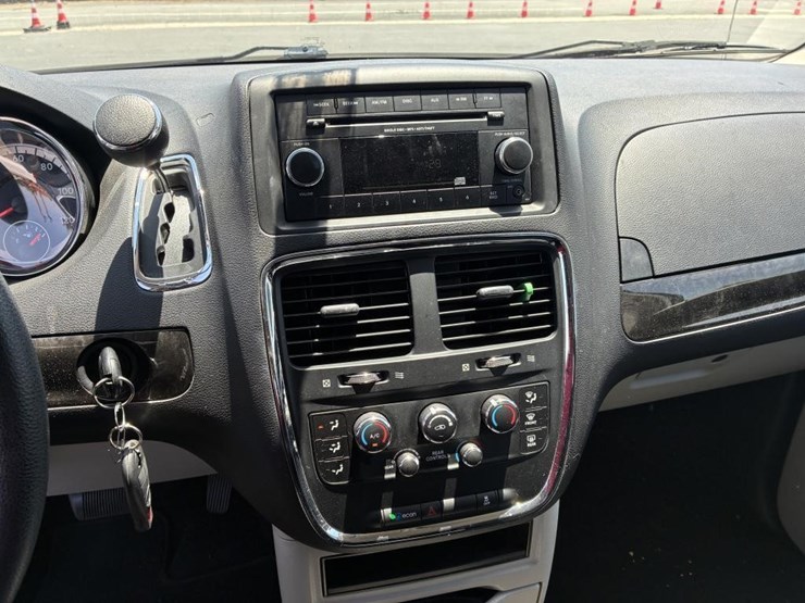 2015-dodge-grand-caravan-image-12