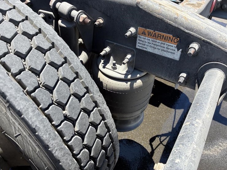 2016-freightliner-cascadia-truck-tractor-image-7
