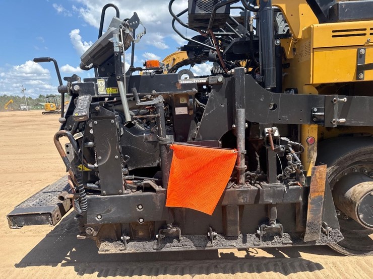 2015-caterpillar-ap-1055f-image-17