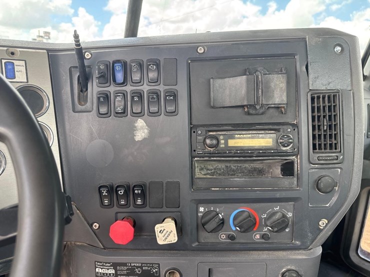2012-mack-ch613-image-30