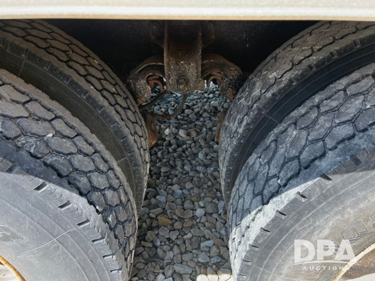 1999-peterbilt-385-image-58