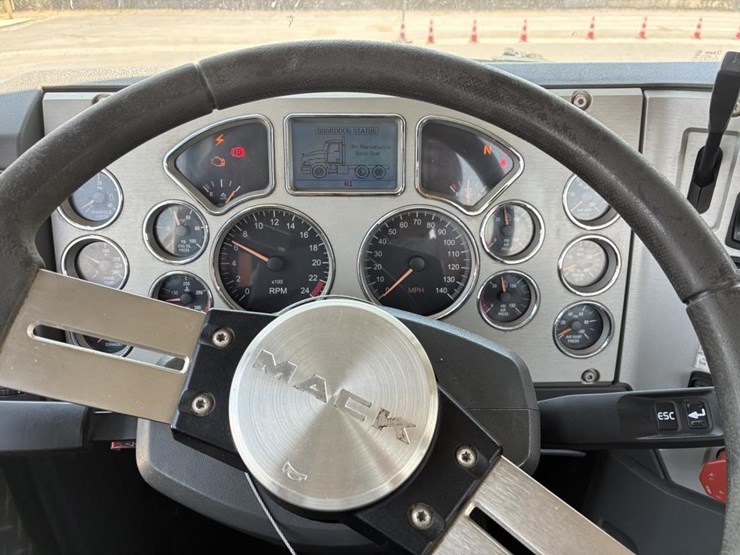 2018-mack-pinnacle-truck-tractor-image-22