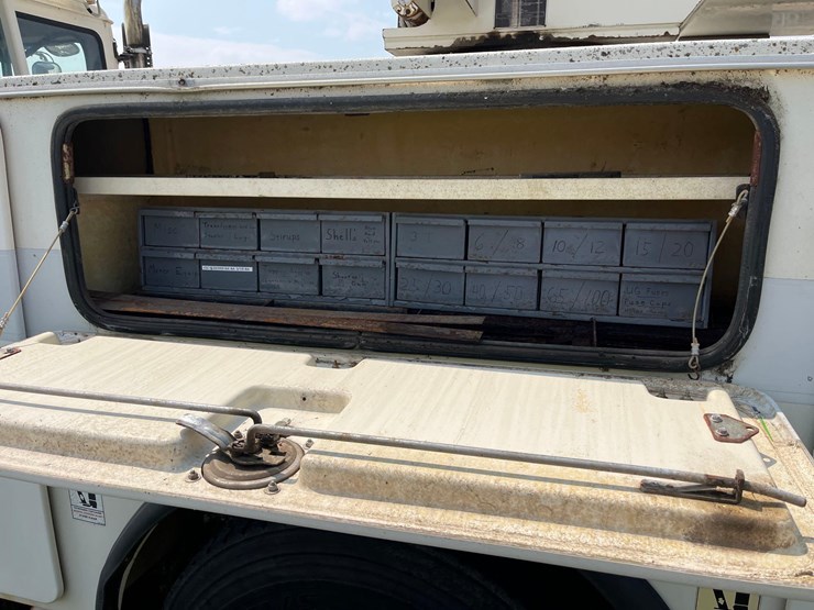 1998-freightliner-fl70-image-24
