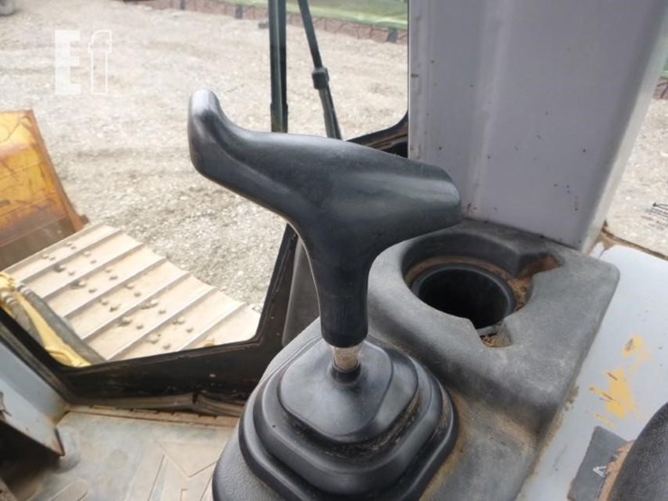 2005-caterpillar-d4g-xl-image-11