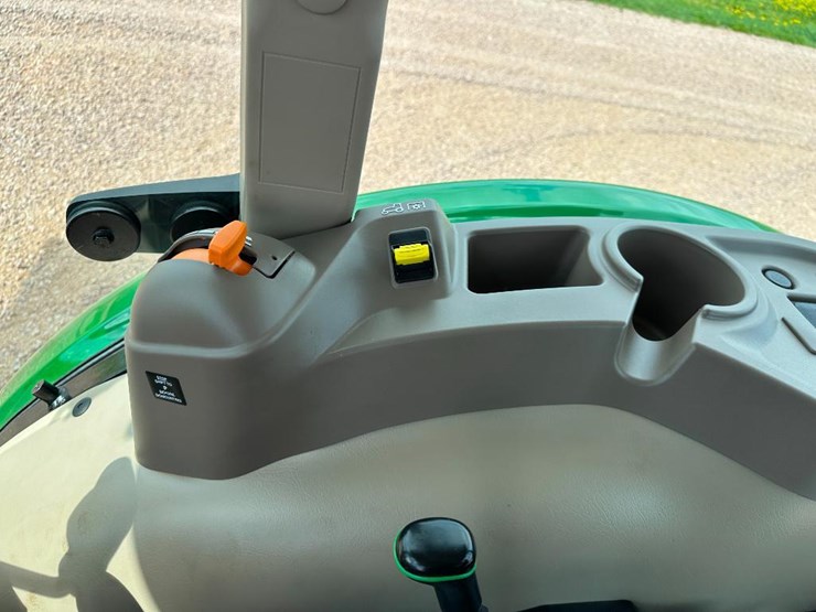 2020-john-deere-5075e-image-57