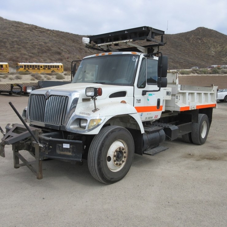 2003 INTERNATIONAL 7400