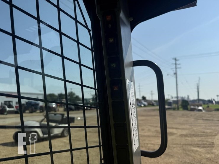 2019-new-holland-l220-image-12