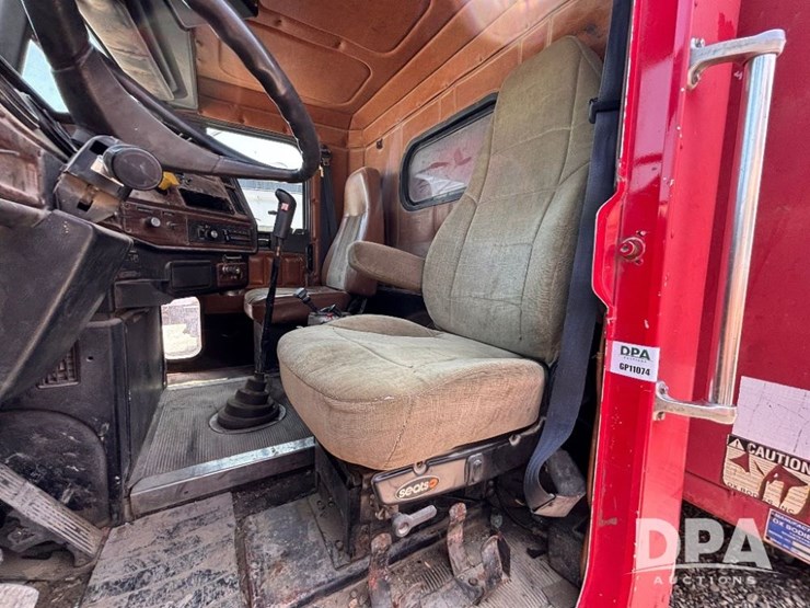 1997-freightliner-fld112-image-74