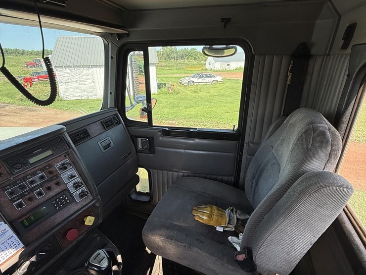 2005-kenworth-w900-image-23