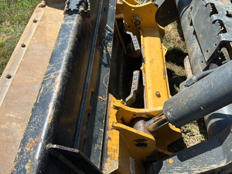 2019-deere-330g-image-13