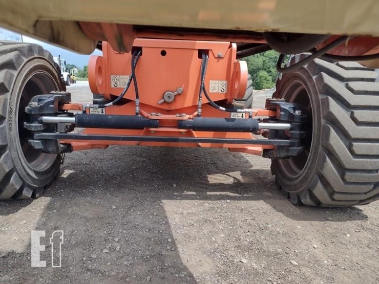 2015-jlg-740aj-image-14