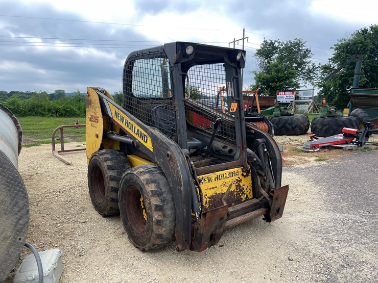 new-holland-l215-image-3