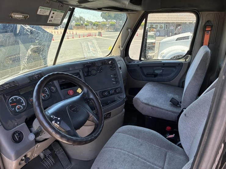 2016-freightliner-cascadia-truck-tractor-image-17