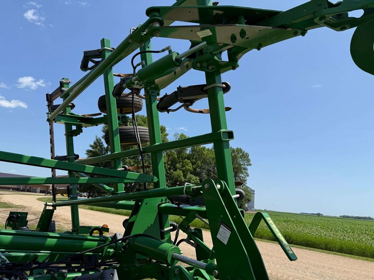 2011-john-deere-2410-image-11