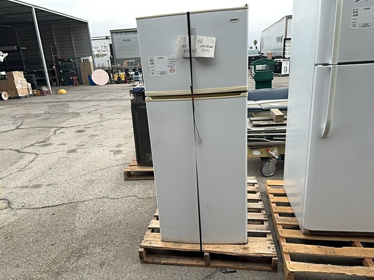 lot#-704-sanyo-refrigerator-image-1