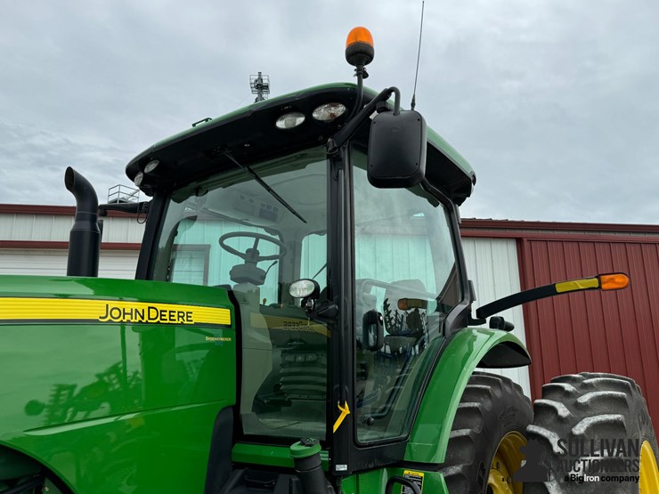 2011-john-deere-8235r-image-12