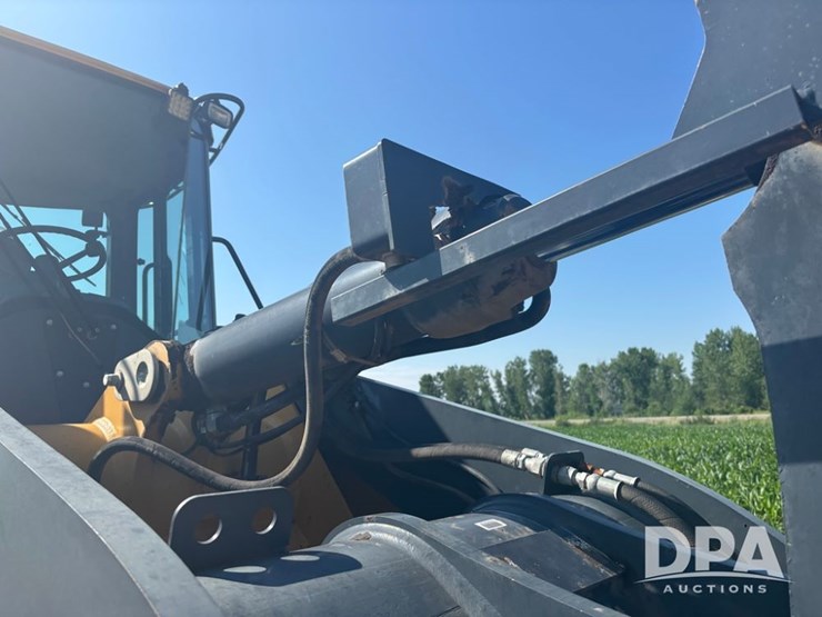 2015-deere-624k-image-44