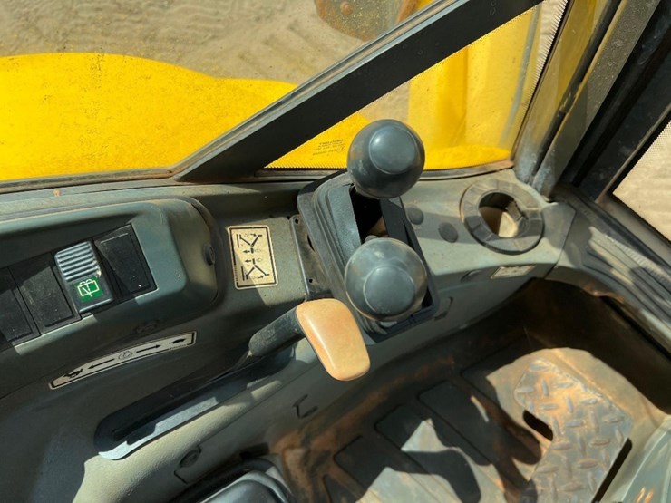 new-holland-lb75b-image-40