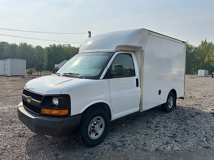 2015-chevrolet-express-box-van-image-1