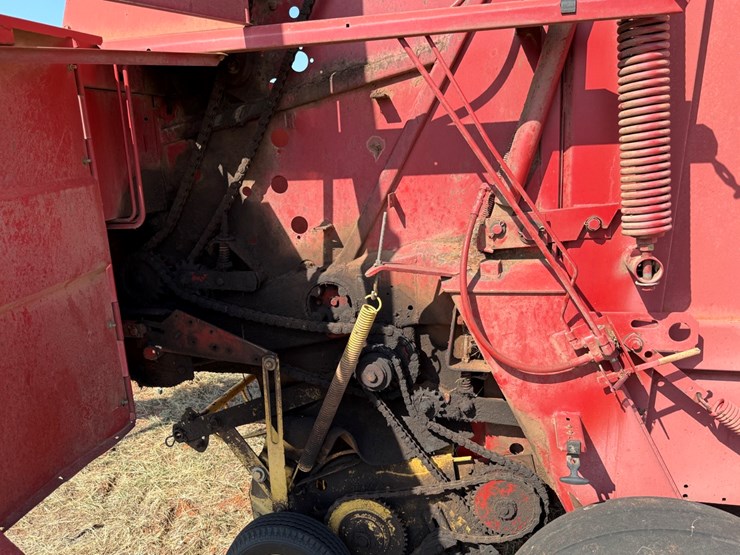 new-holland-660-image-12