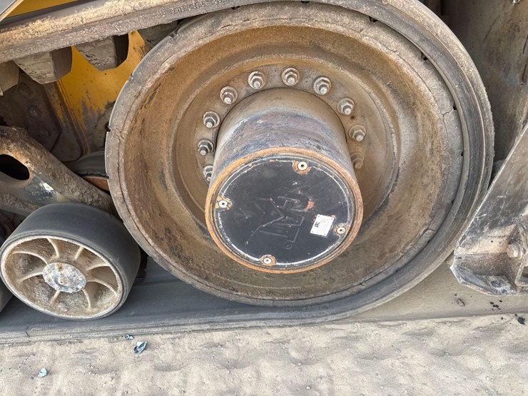 2015-caterpillar-ap-1055f-image-10