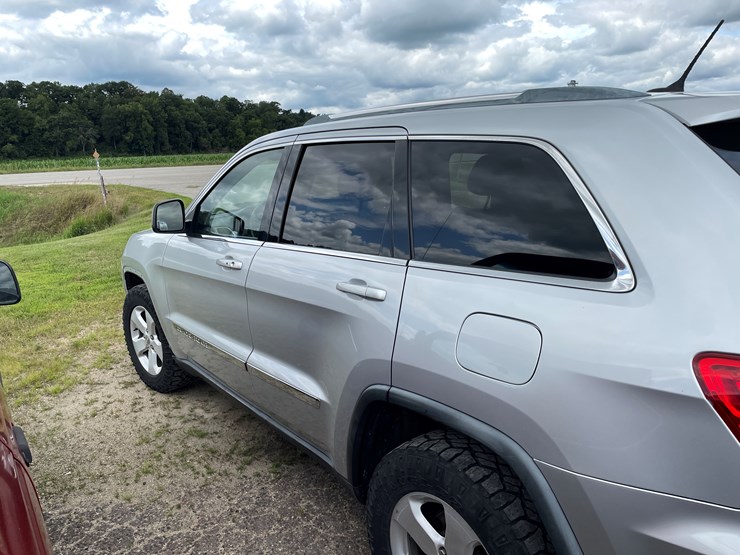 2011-jeep-grand-cherokee-laredo-image-8