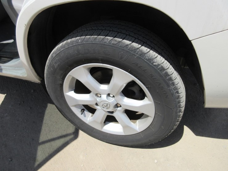 2014-toyota-rav4-image-12