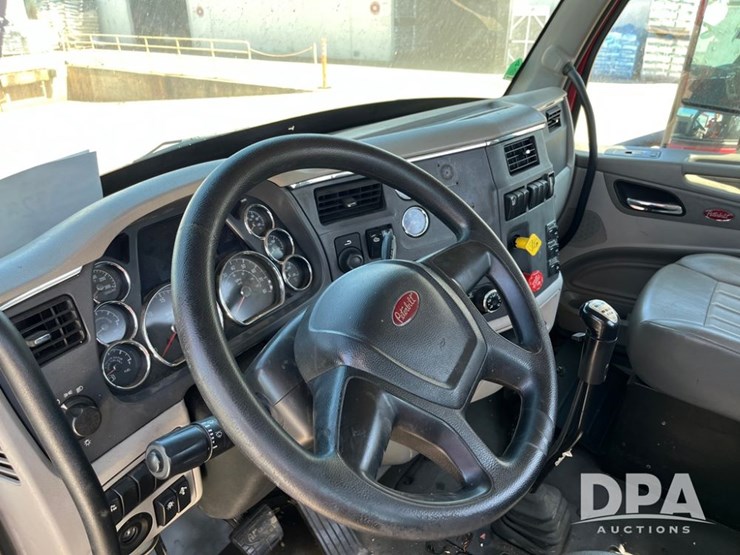 2018-peterbilt-579-image-24
