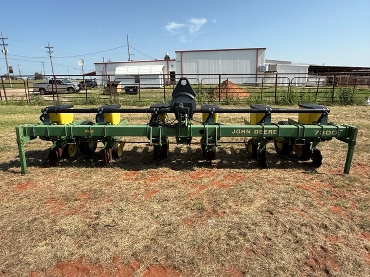 john-deere-7300-image-1