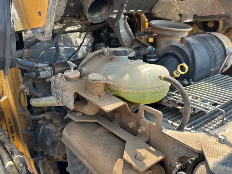 2019-deere-330g-image-42
