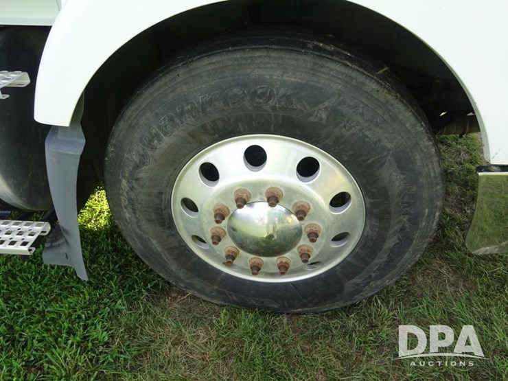 2005-volvo-10-image-34