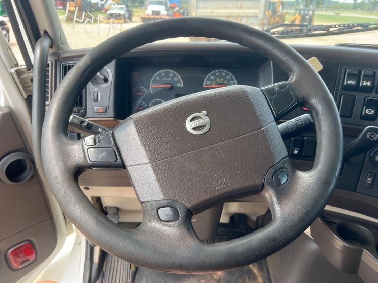 2012-volvo-dbl-sleeper-road-tractor-image-29