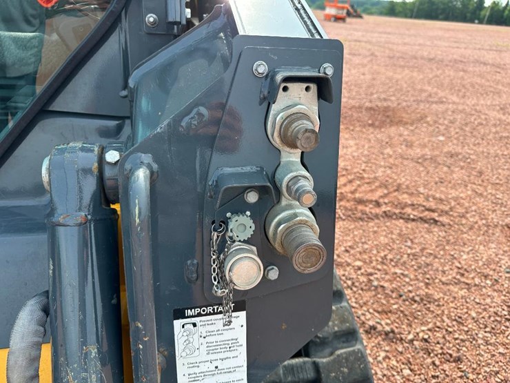 2023-deere-317g-image-18