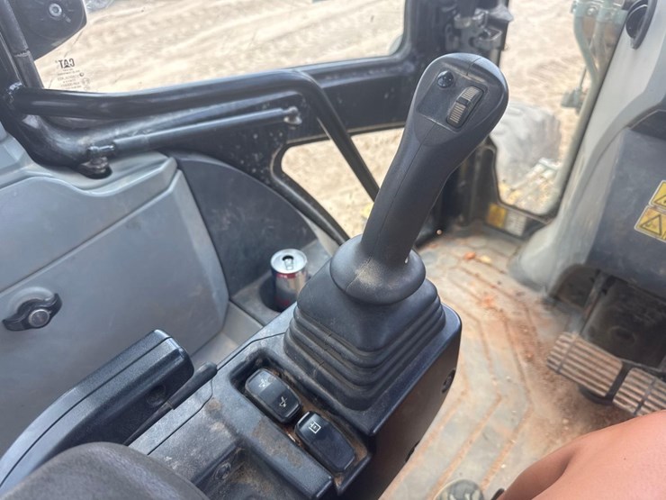 2019-caterpillar-440-image-30