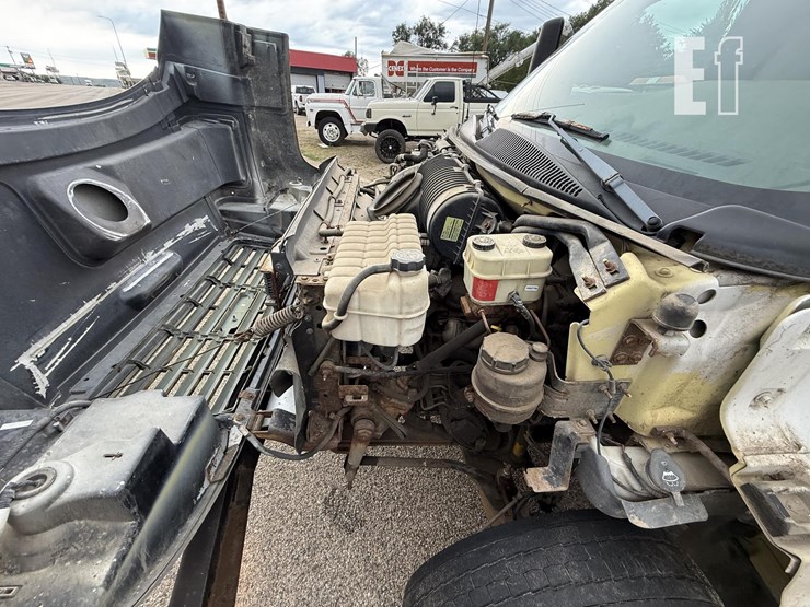 2004-gmc-5500-image-24