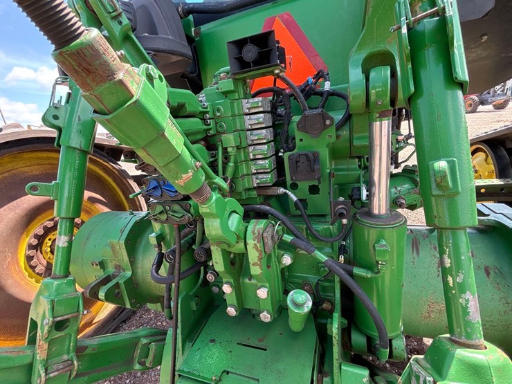 2012-john-deere-8335rt-image-34