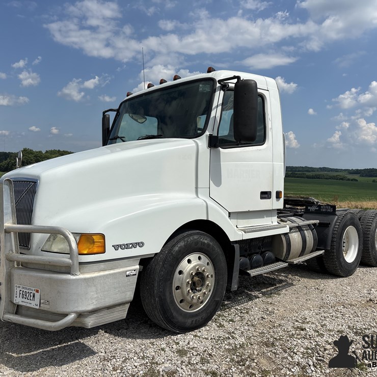 2003 Volvo VNL T/A Day Cab Truck Tractor