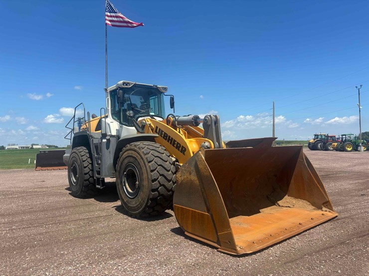 2017-liebherr-l586-image-2
