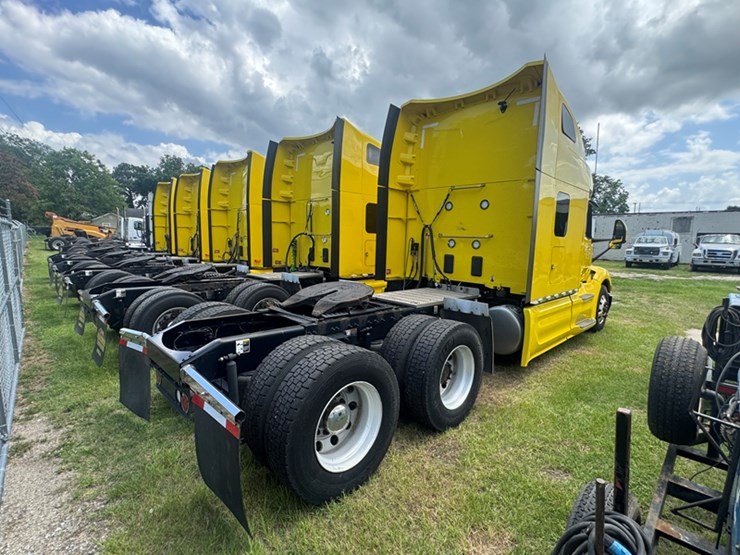 2023-peterbilt-579-image-3