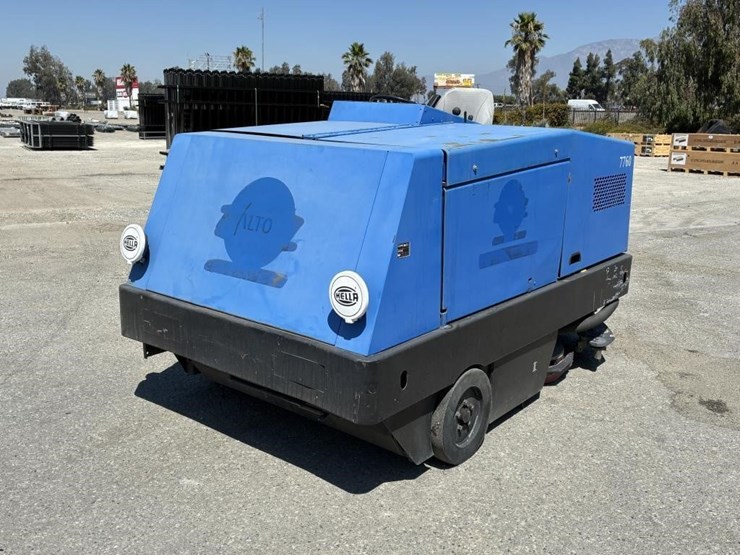 1997-clarke-alto-505-232-ride-on-floor-scrubber-image-1
