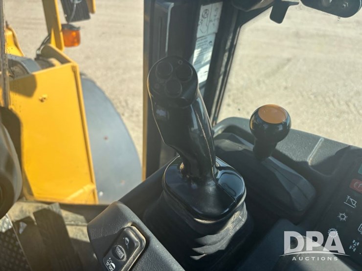 2015-deere-624k-image-63