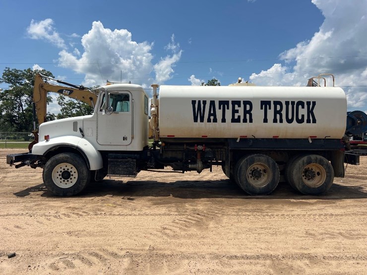 2003-peterbilt-330-image-1