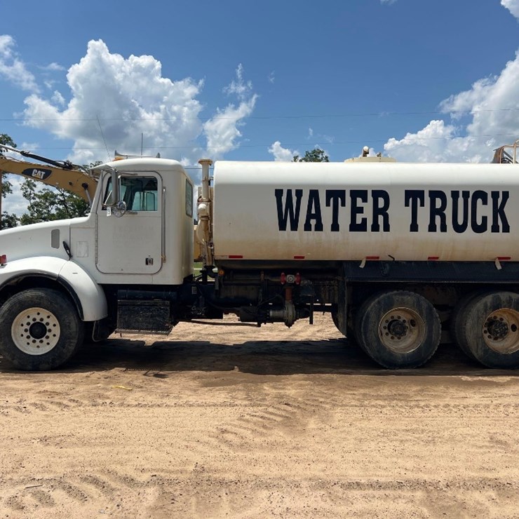 2003 PETERBILT 330