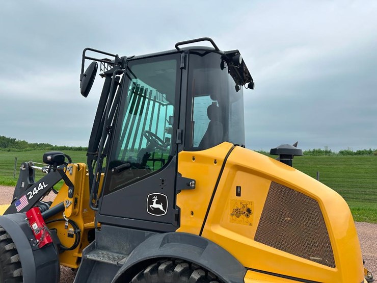 2019-deere-244l-image-19